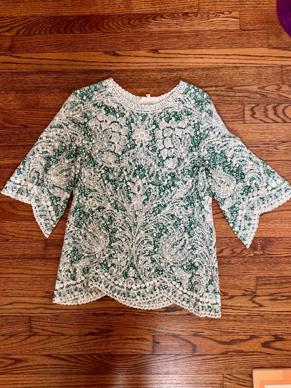 Solitaire Floral Embroidered Blouse Size Small Green & White Boho Scallop Hem